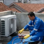 Teknisi ACnusacare mengecek tekanan udara AC untuk memastikan kinerja optimal
